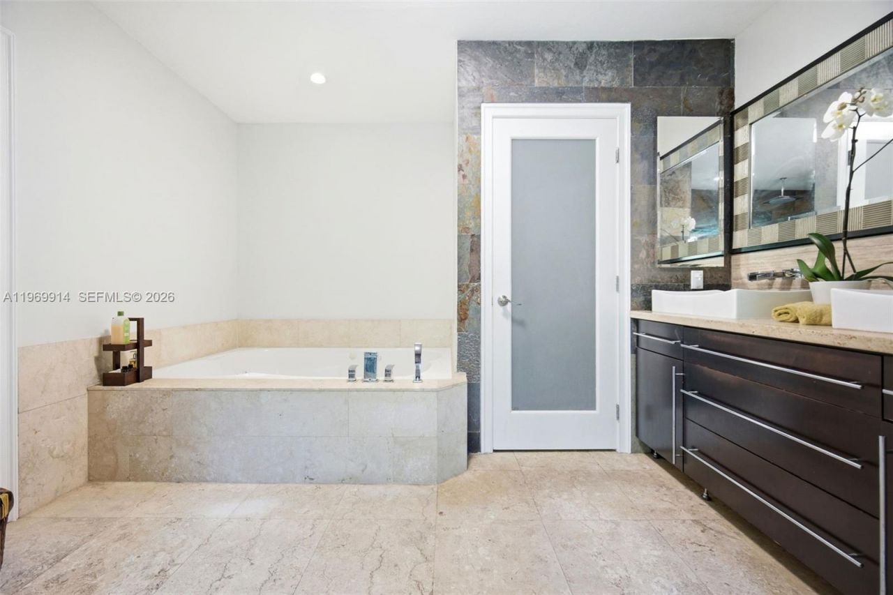 3730 Solana Rd, Miami, FL 33133 Photo