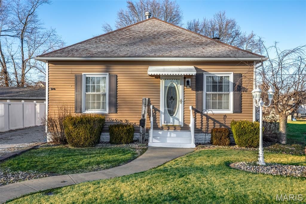 821 W Mill Street, Staunton, IL 62088 Main Photo