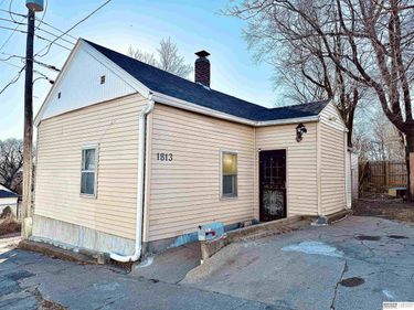 1813 Oak Street, Omaha, NE 68108