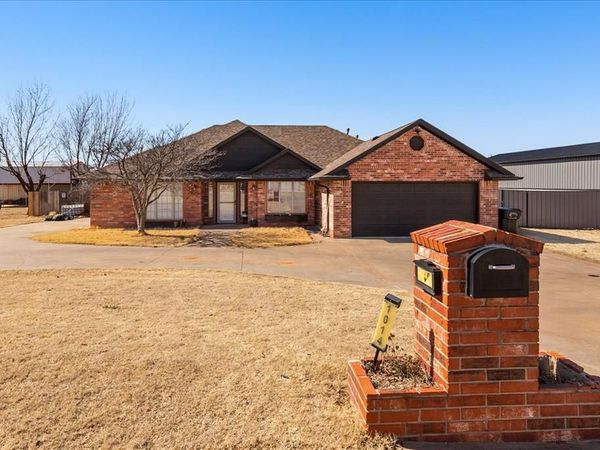1014 N Marion Avenue, Hinton, OK 73047