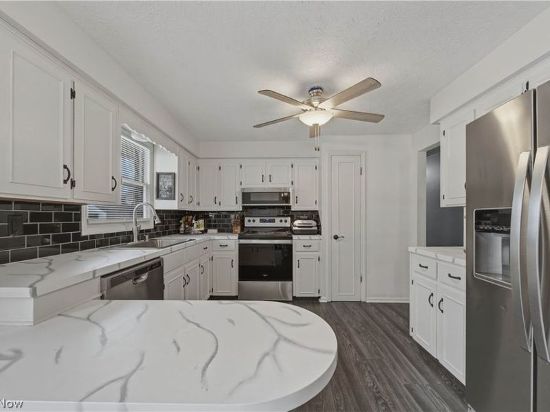 702 Perry Drive NW, Canton, OH 44708 Photo 9