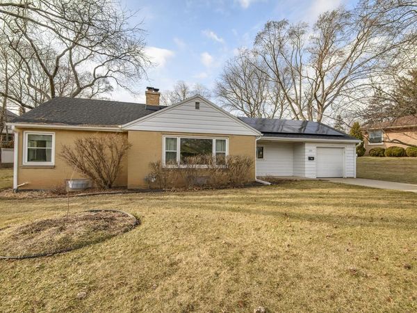 225 W Alta Loma CIRCLE, Thiensville, WI 53092
