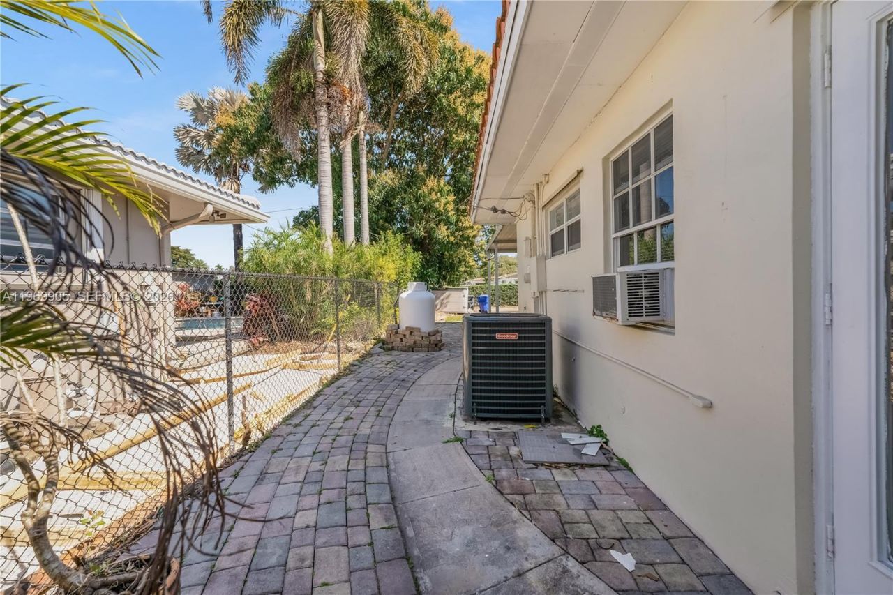 215 Entrada Dr , Unit 1, Hollywood, FL 33021 Photo