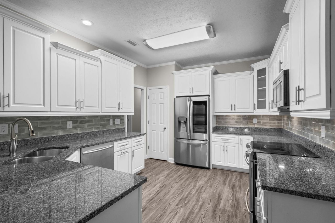 1338 Riverside Dr. Photo 12