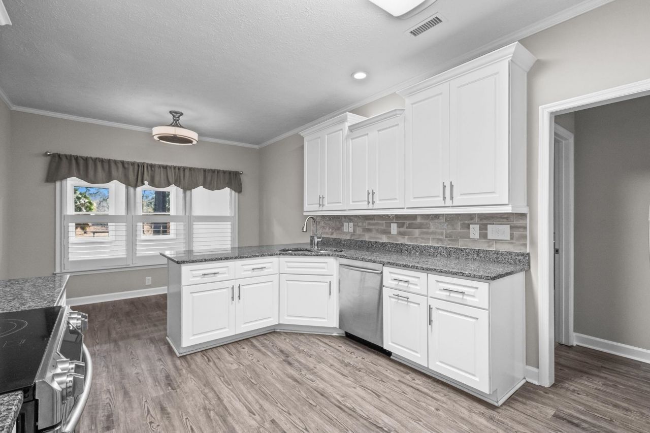 1338 Riverside Dr. Photo 14