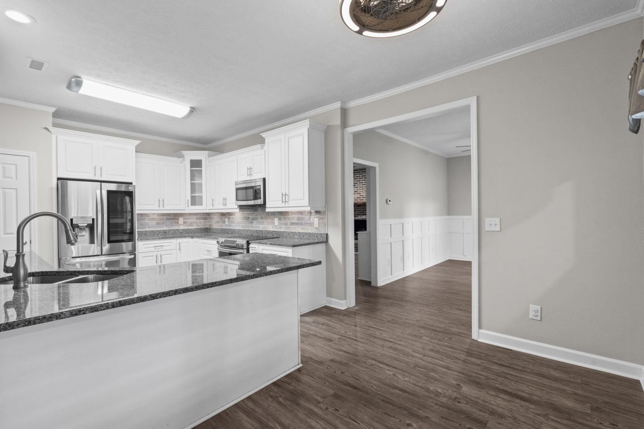 1338 Riverside Dr. Photo 17