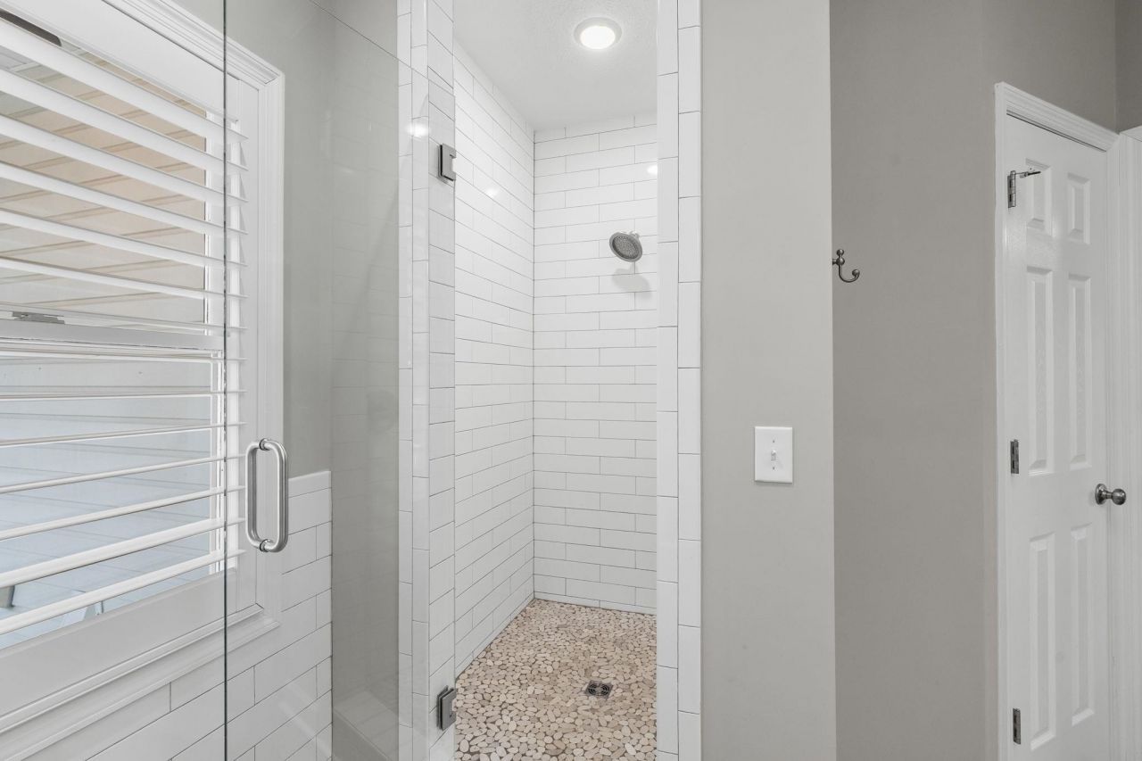 1338 Riverside Dr. Photo 33