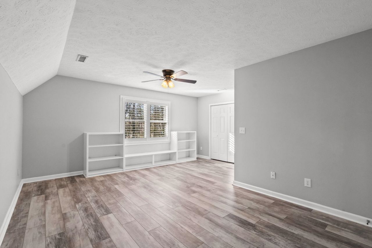 1338 Riverside Dr. Photo 43