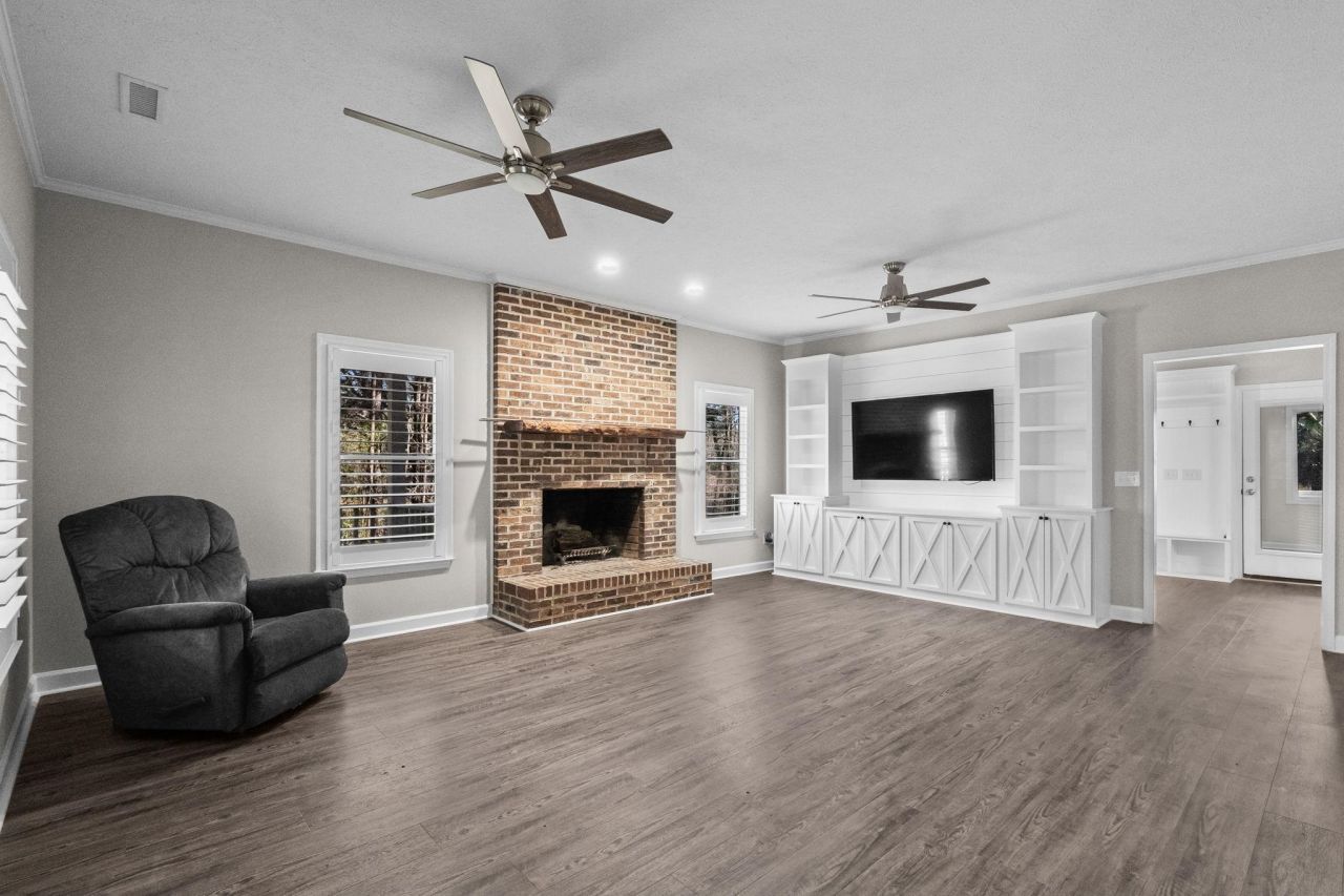 1338 Riverside Dr. Photo 7