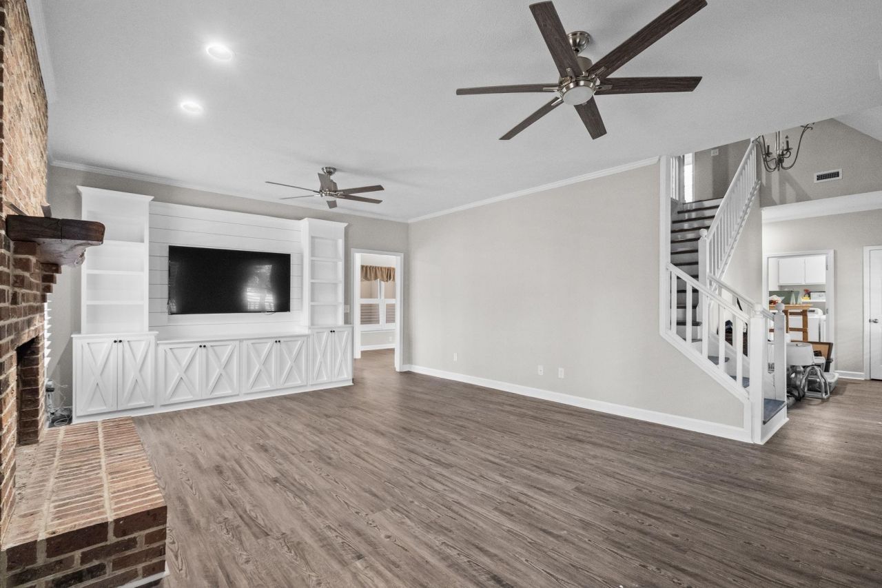 1338 Riverside Dr. Photo 8