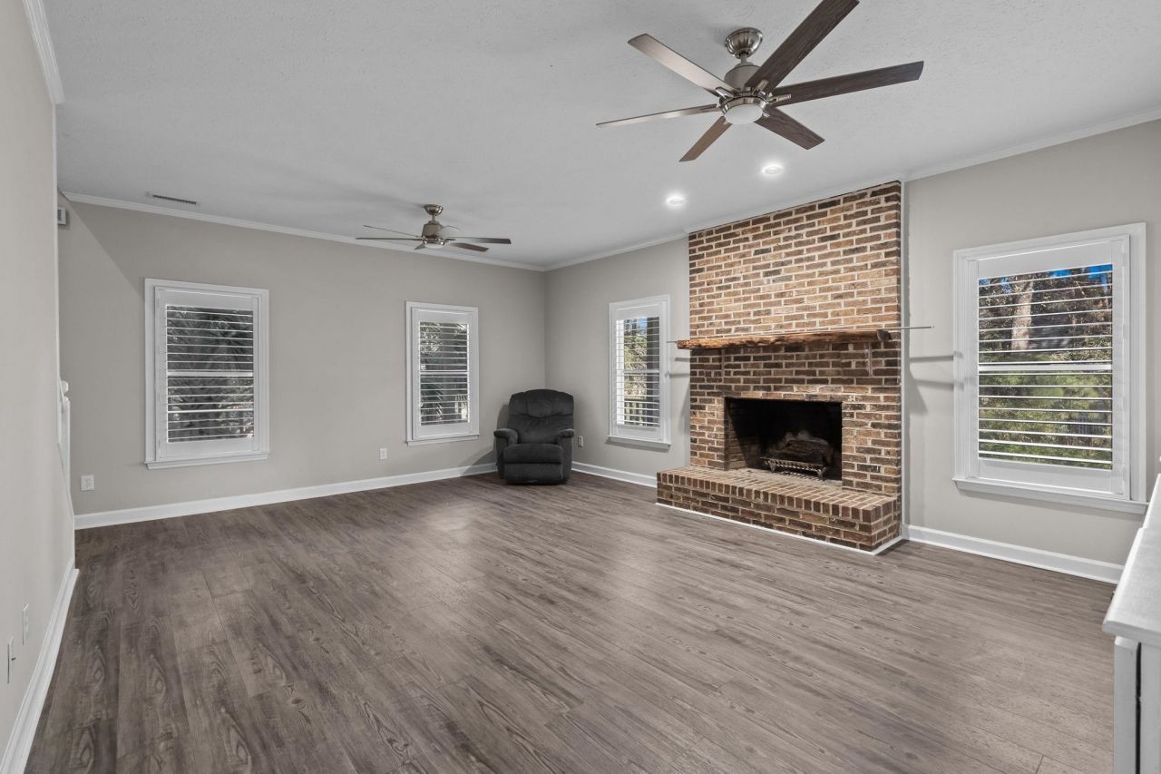 1338 Riverside Dr. Photo 9