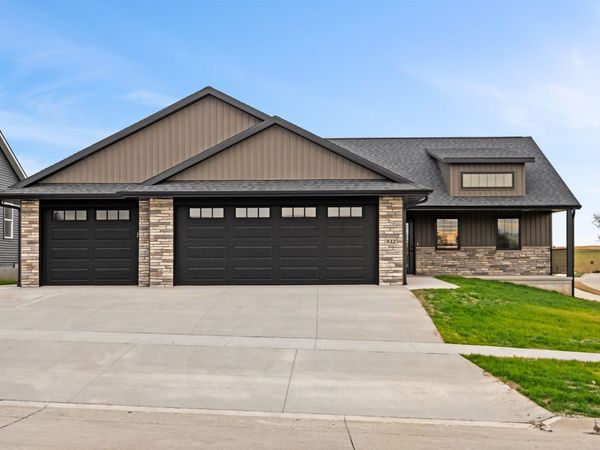 932 Red Oak Street, Manchester, IA 52057