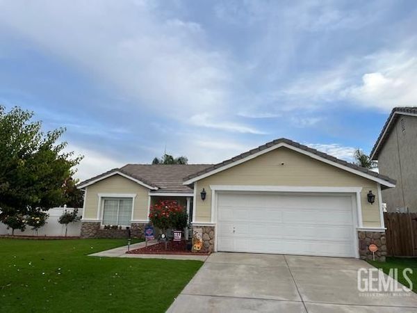 5702 California Spring Drive, Bakersfield, CA 93313
