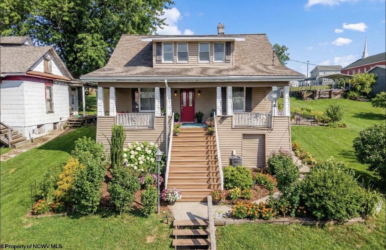 139 W Knotts Avenue, Grafton, WV 26354 Main Photo