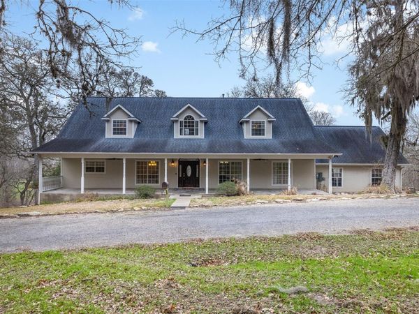 601 Country Club CT, La Grange, TX 78945