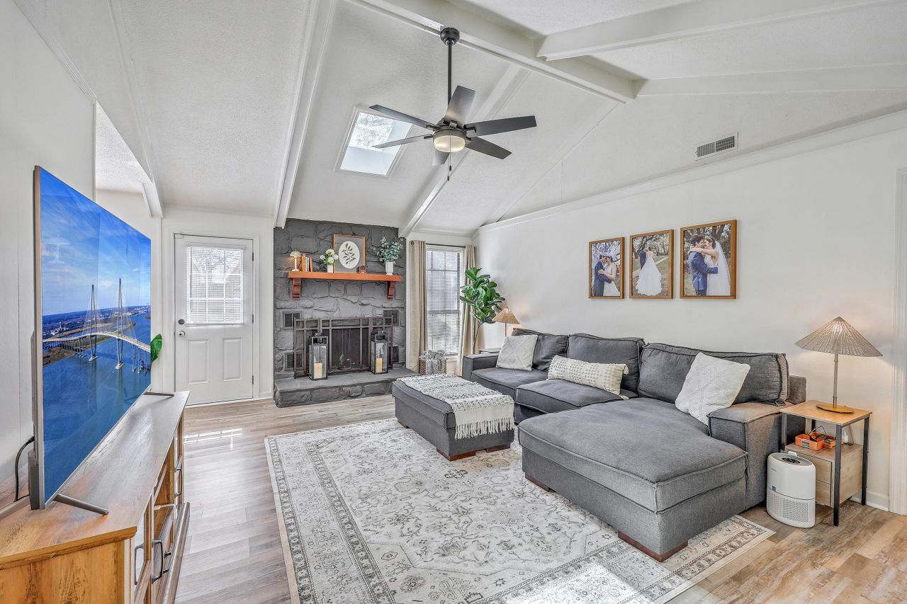 205 Kentucky Drive Photo 4