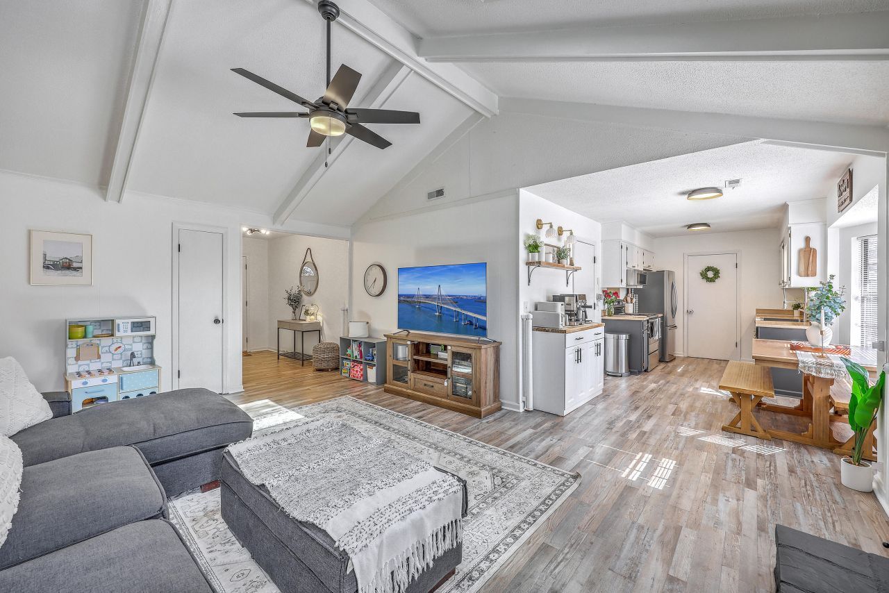 205 Kentucky Drive Photo 8