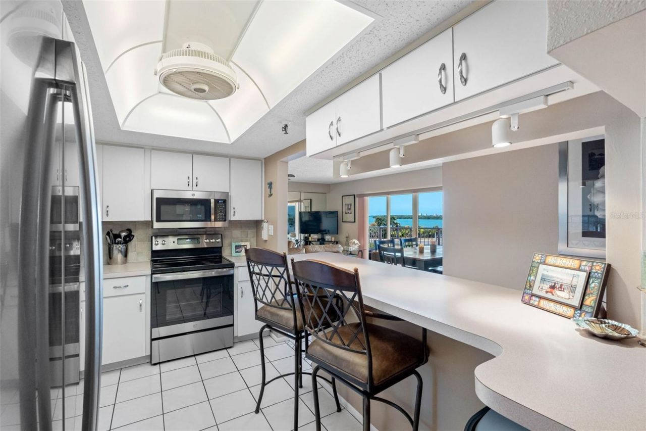 7430 Sunshine Skyway Lane S, Unit 406, Saint Petersburg, FL 33711 Photo