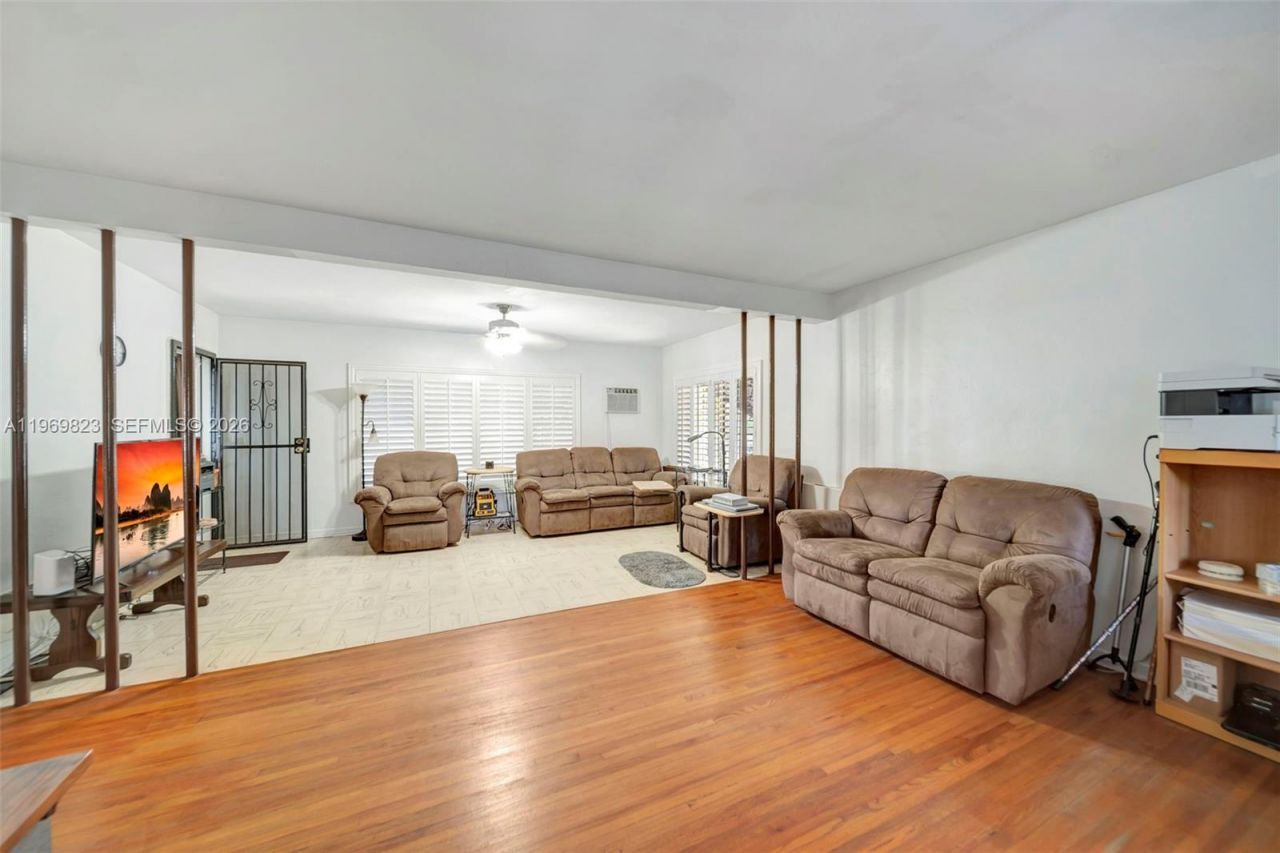 890 NE 138th St, North Miami, FL 33161 Photo