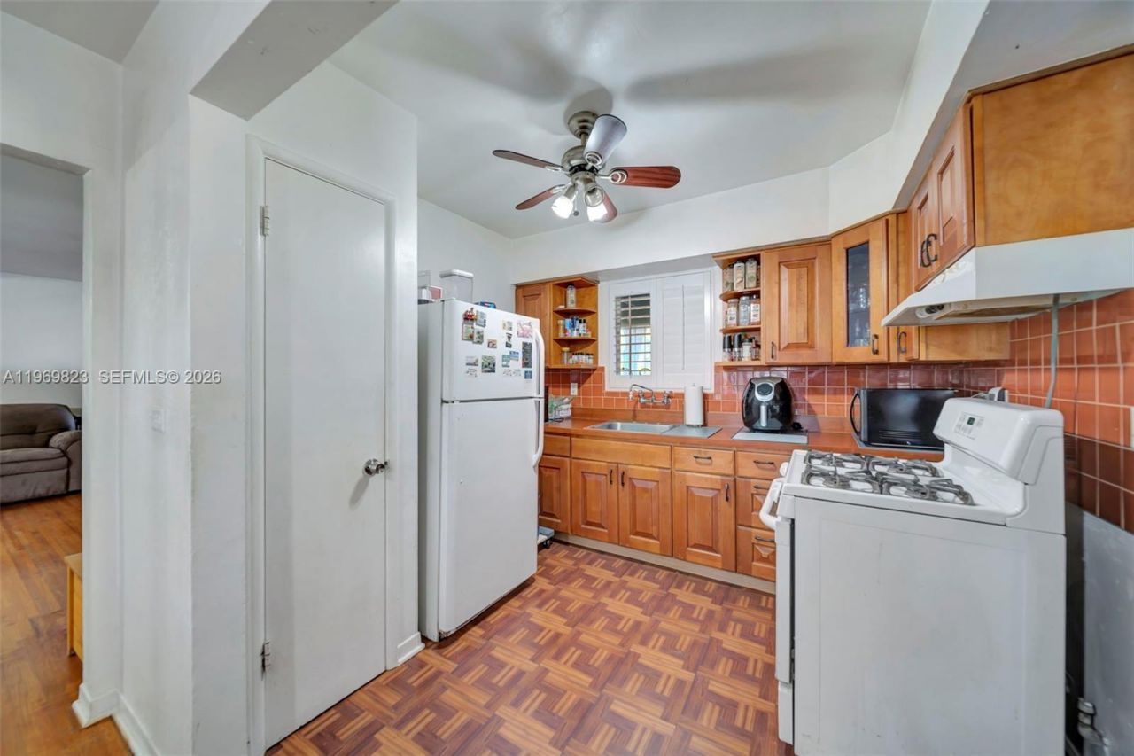 890 NE 138th St, North Miami, FL 33161 Photo