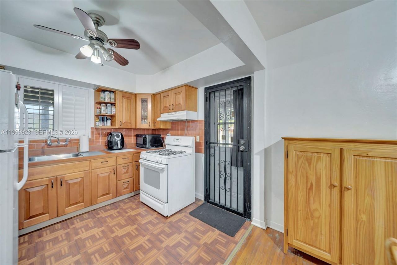 890 NE 138th St, North Miami, FL 33161 Photo