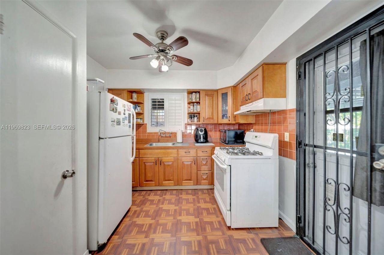 890 NE 138th St, North Miami, FL 33161 Photo