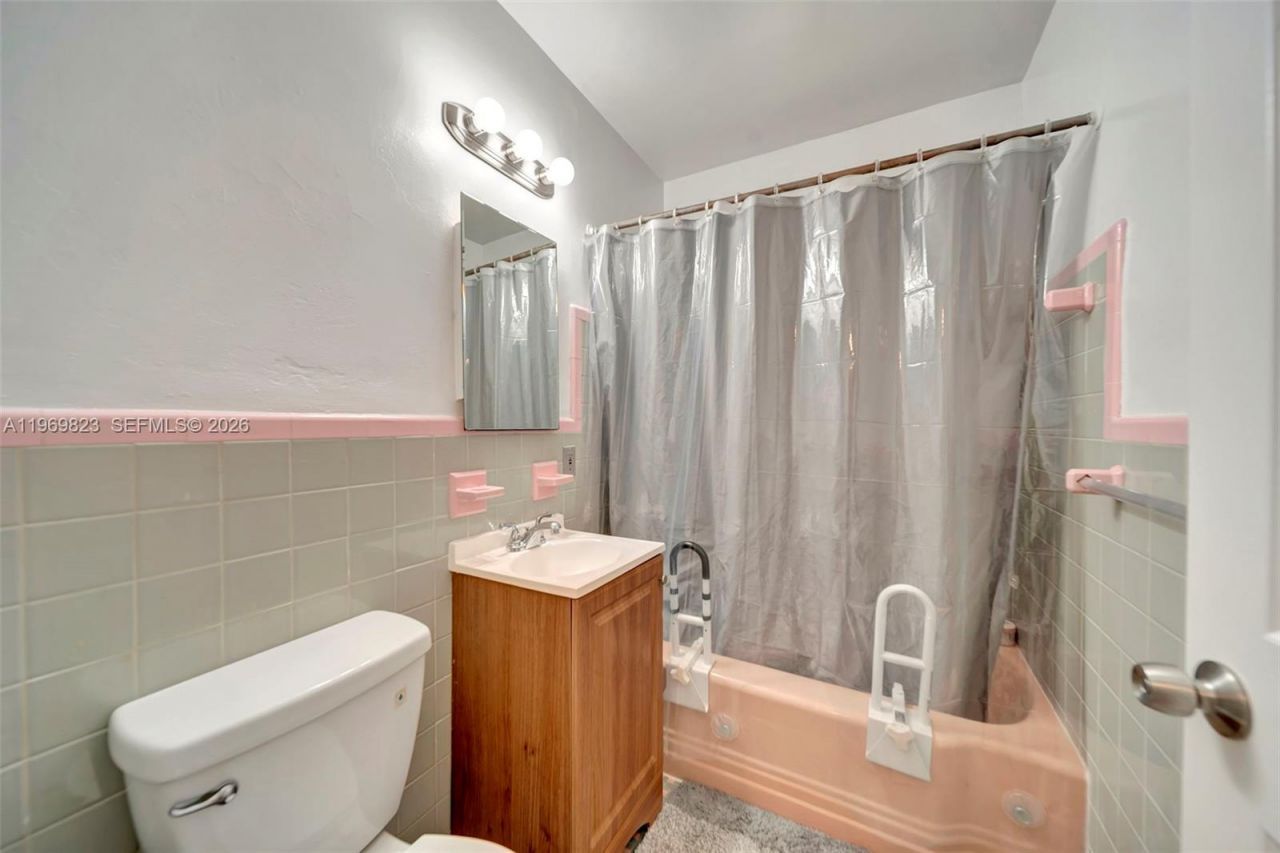 890 NE 138th St, North Miami, FL 33161 Photo