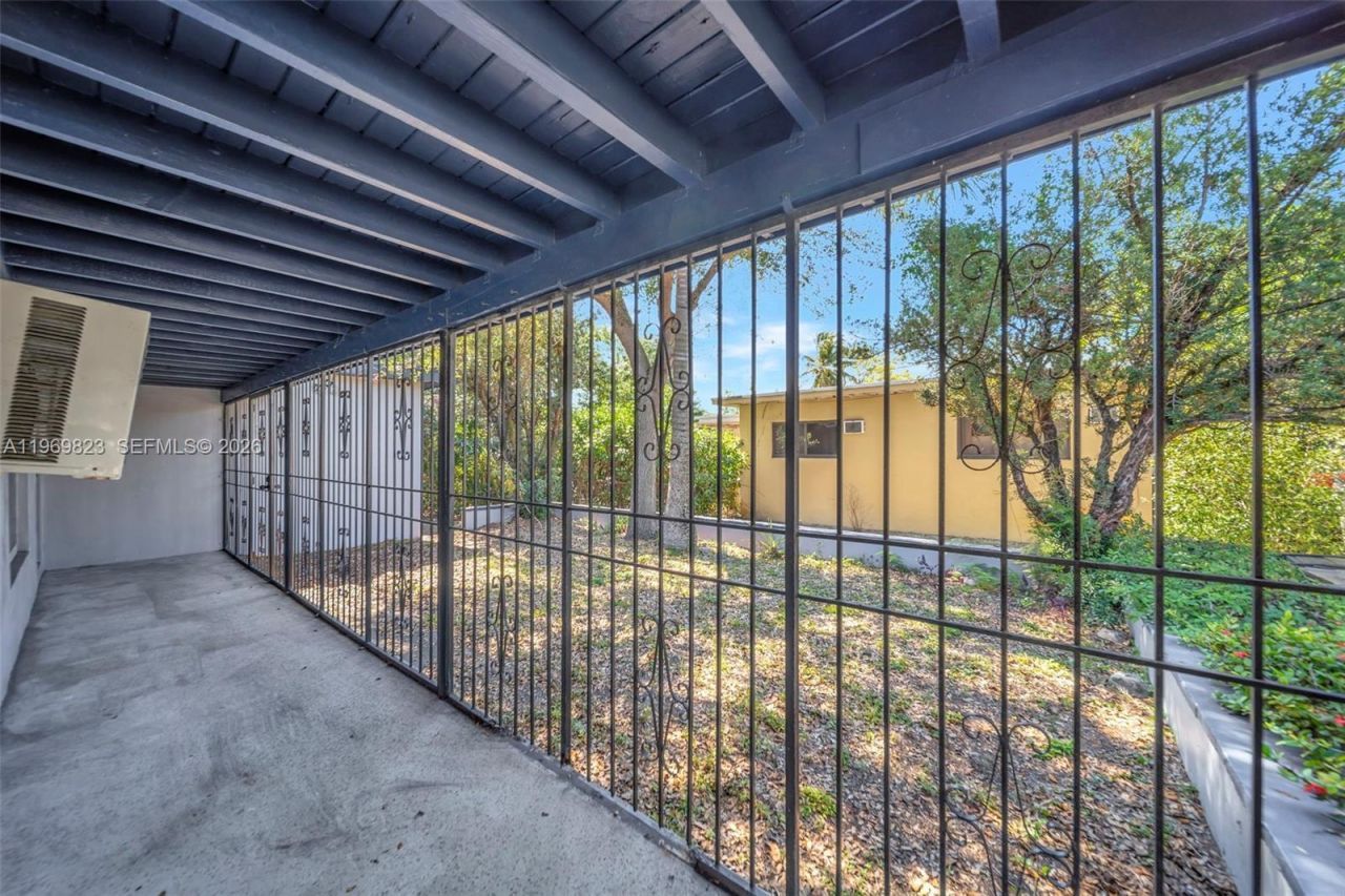 890 NE 138th St, North Miami, FL 33161 Photo