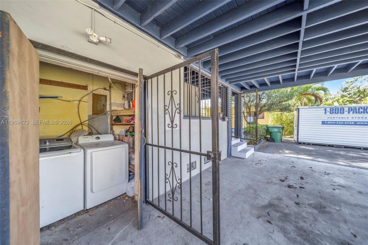 890 NE 138th St, North Miami, FL 33161 Photo