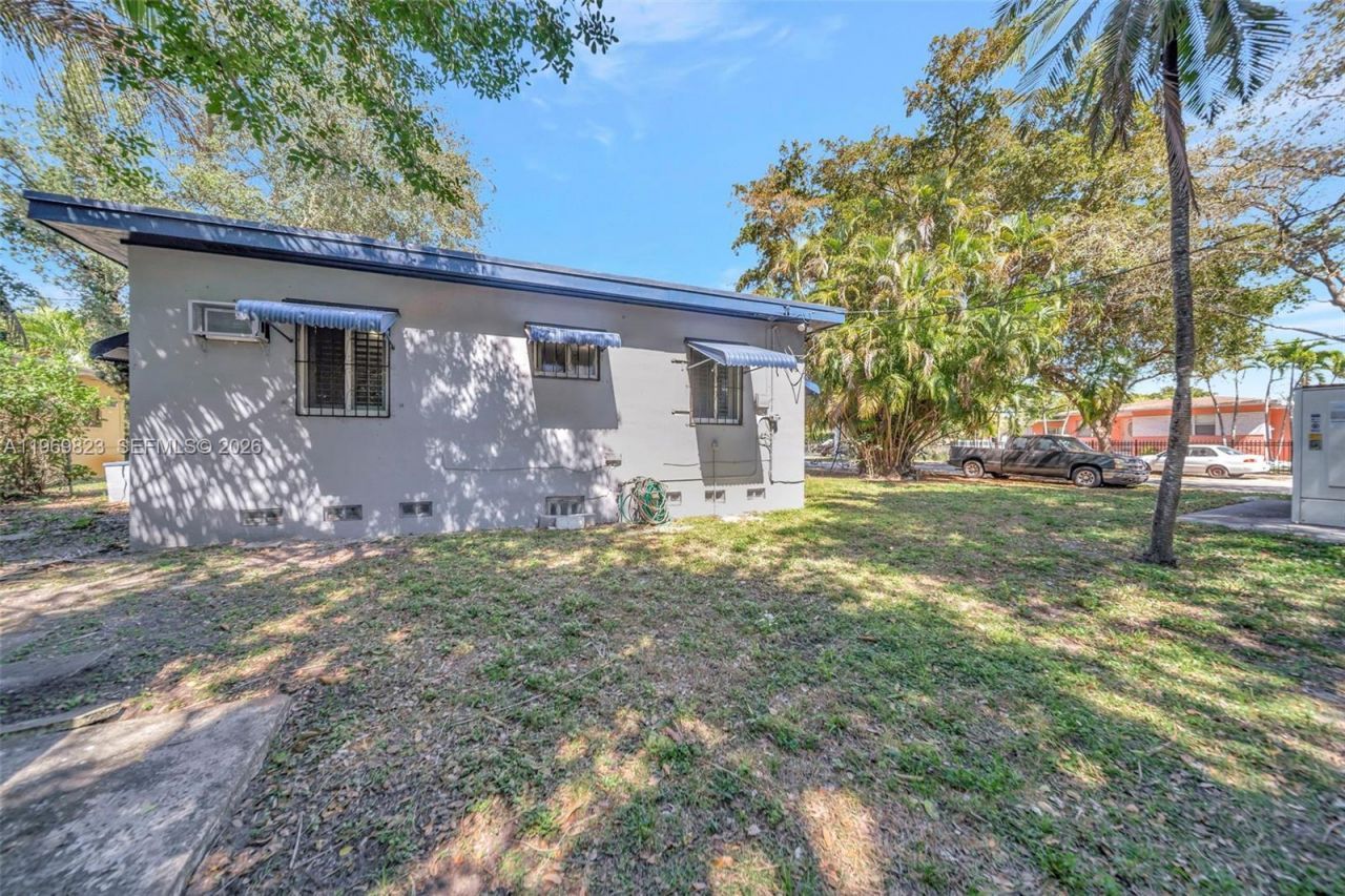 890 NE 138th St, North Miami, FL 33161 Photo