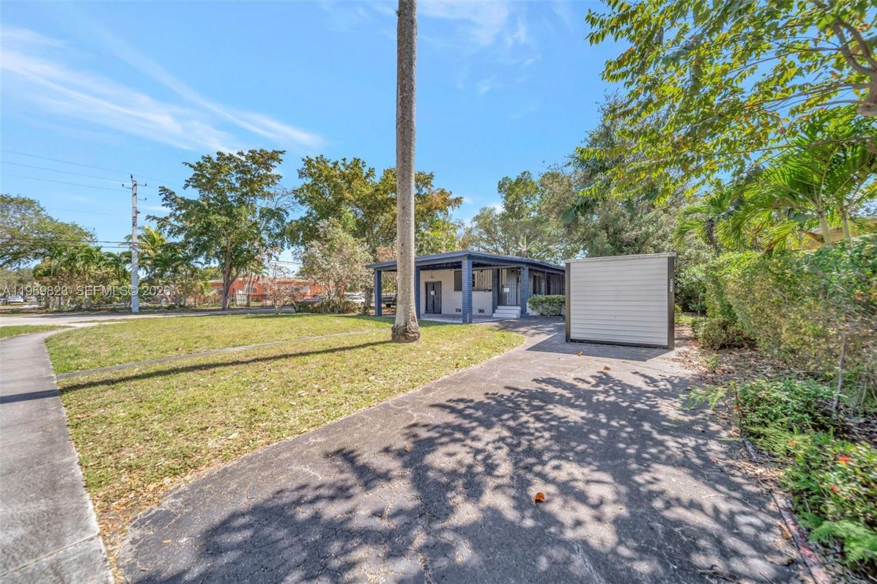 890 NE 138th St, North Miami, FL 33161 Photo