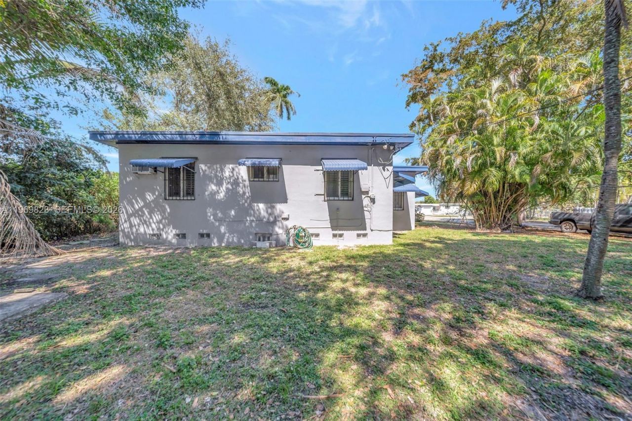 890 NE 138th St, North Miami, FL 33161 Photo