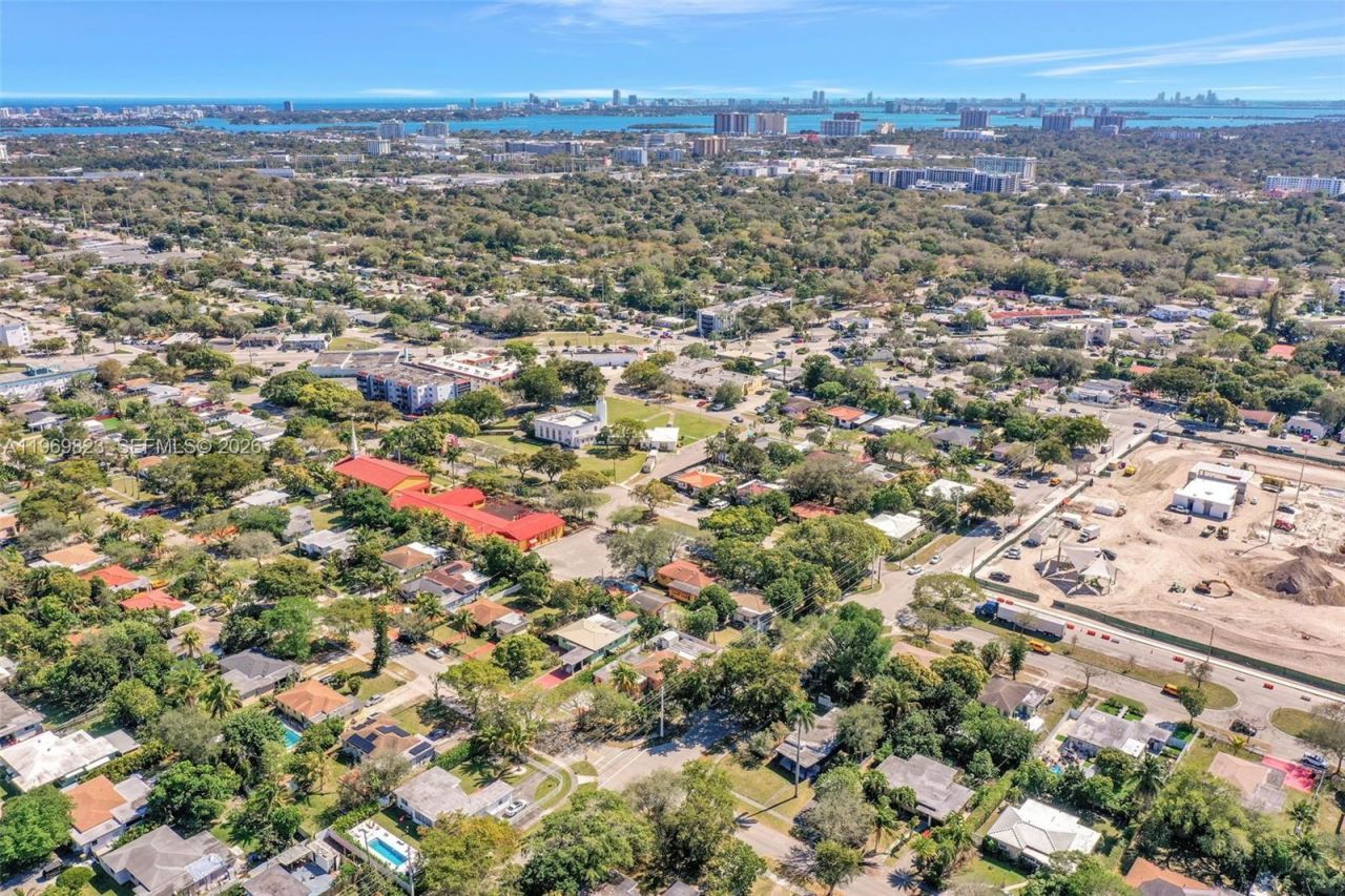 890 NE 138th St, North Miami, FL 33161 Photo