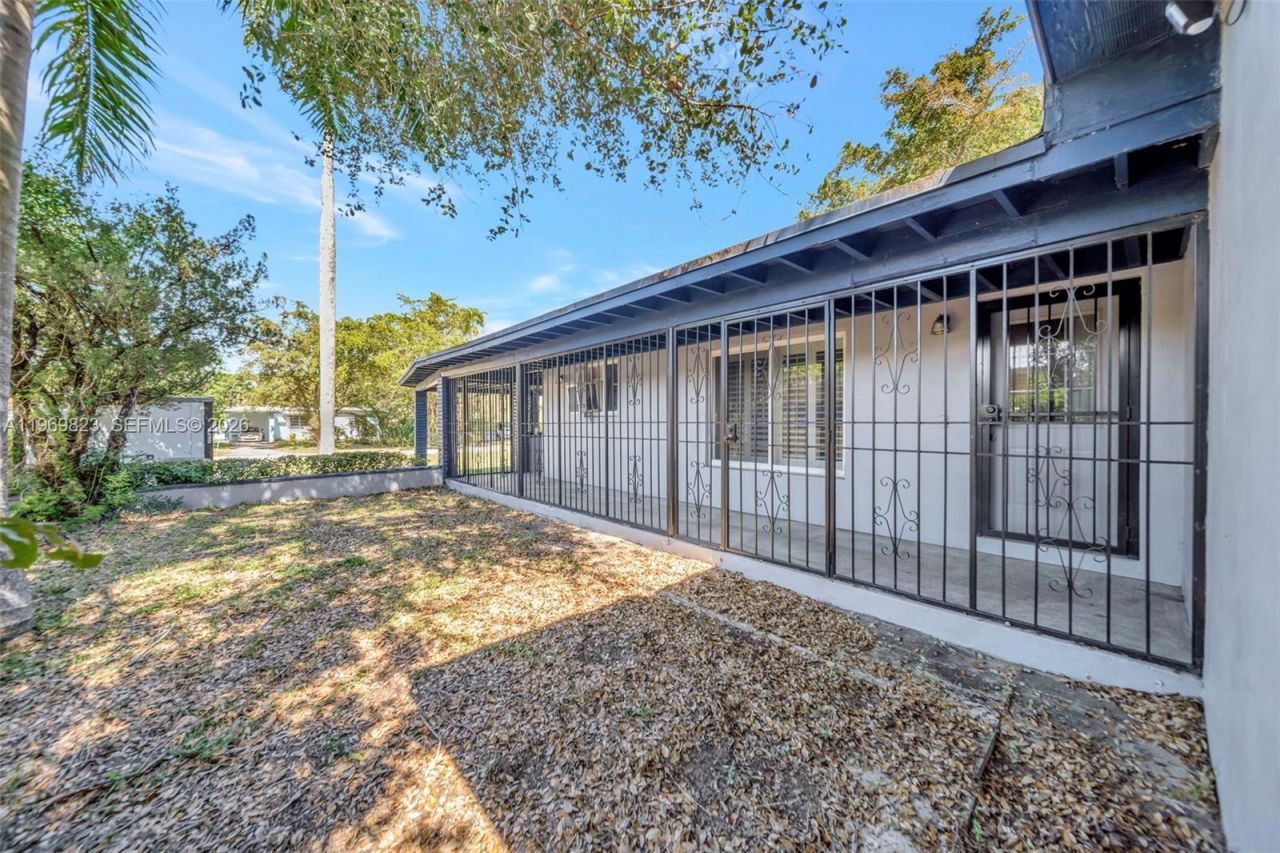 890 NE 138th St, North Miami, FL 33161 Photo