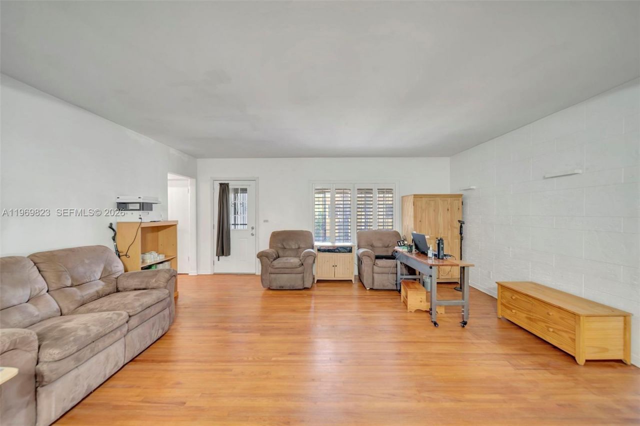 890 NE 138th St, North Miami, FL 33161 Photo