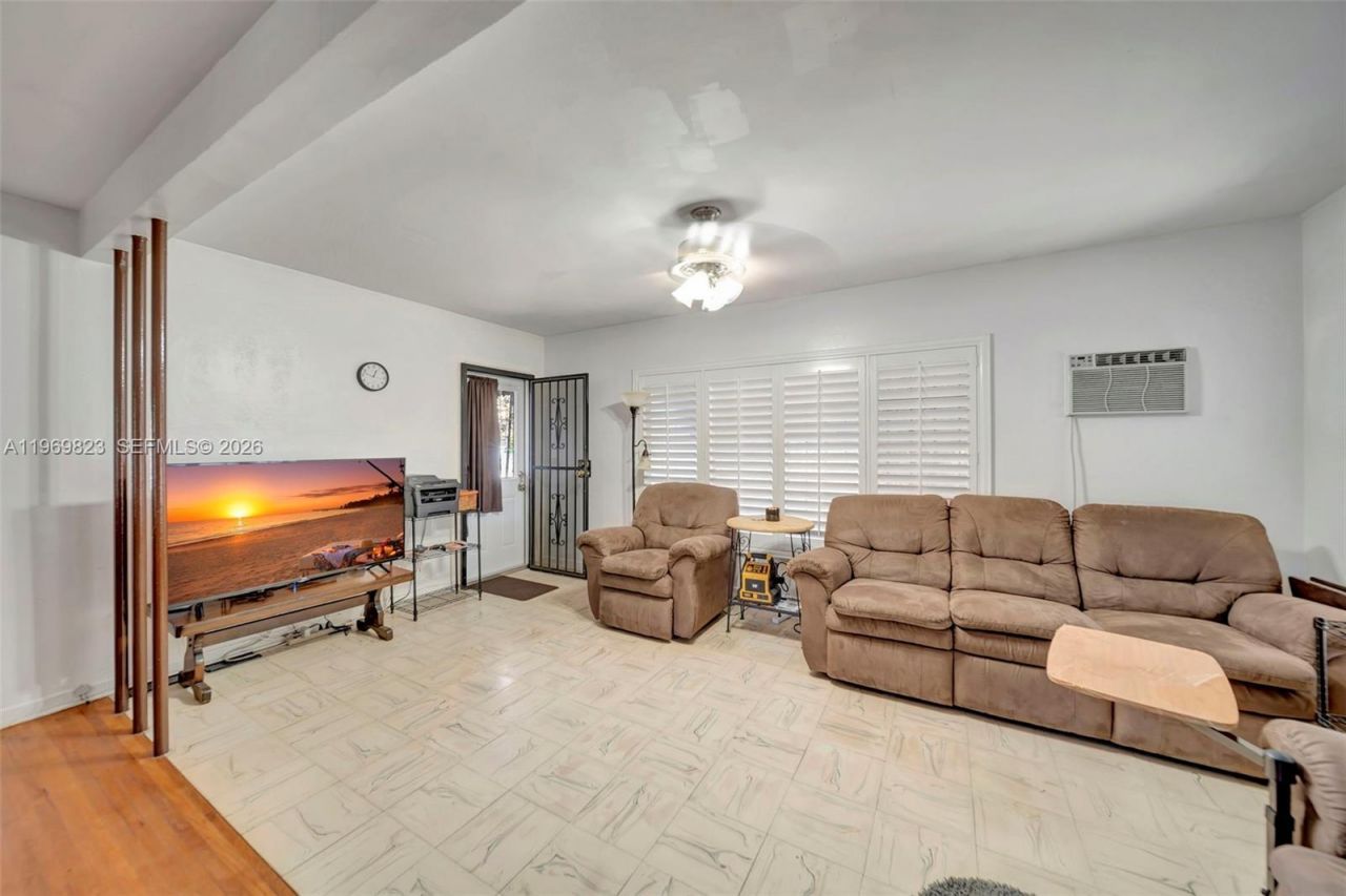 890 NE 138th St, North Miami, FL 33161 Photo