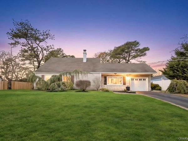 60 White Pine Way, Medford, NY 11763