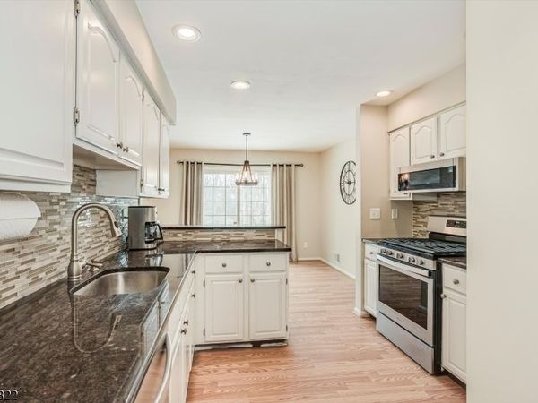 1 Weatherhill Rd, Hamburg, NJ 07419