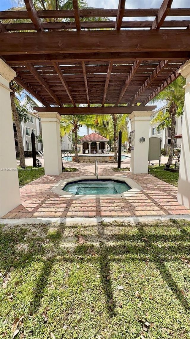 6831 SW 44th St, Unit 302, Miami, FL 33155 Photo