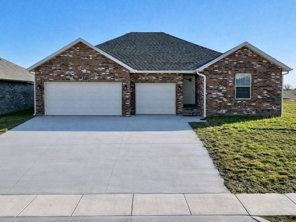 3860 W Riley Street , Bolivar, MO 65613