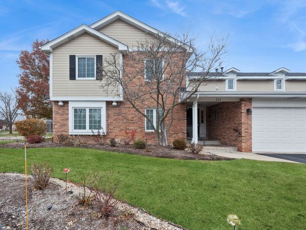 724 Maplewood Court, Unit 34B, Willowbrook, IL 60527