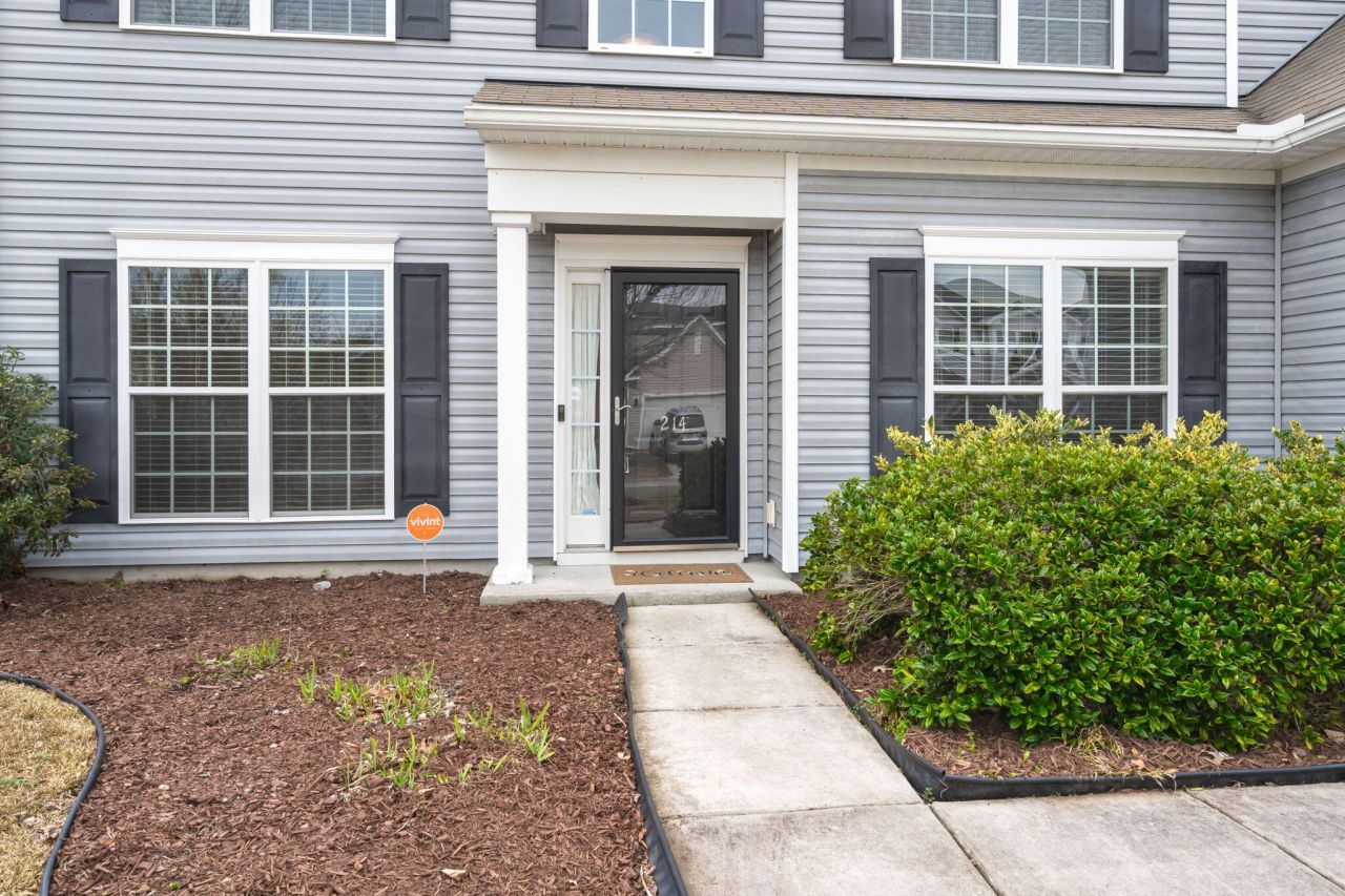 214 Mayfield Drive Photo 3