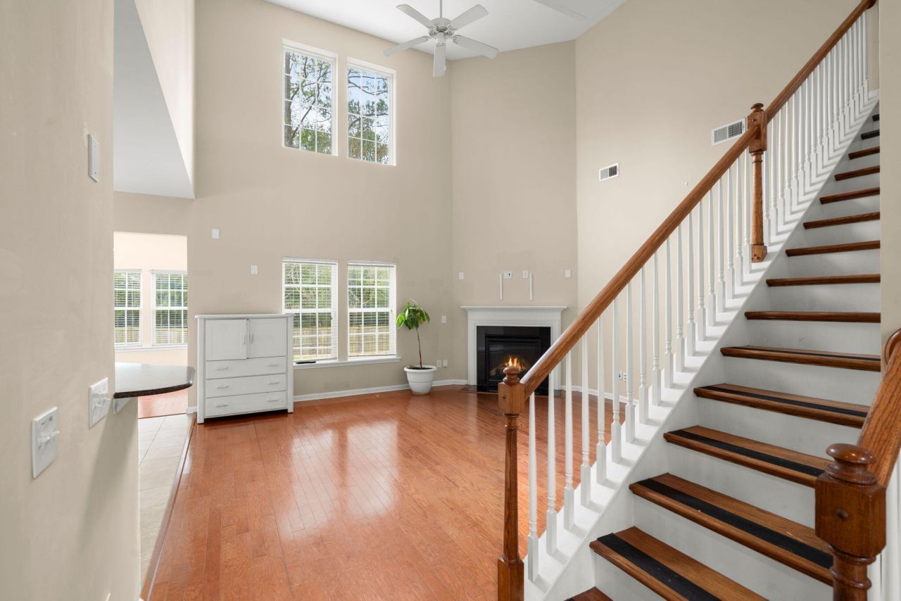 214 Mayfield Drive Photo 9