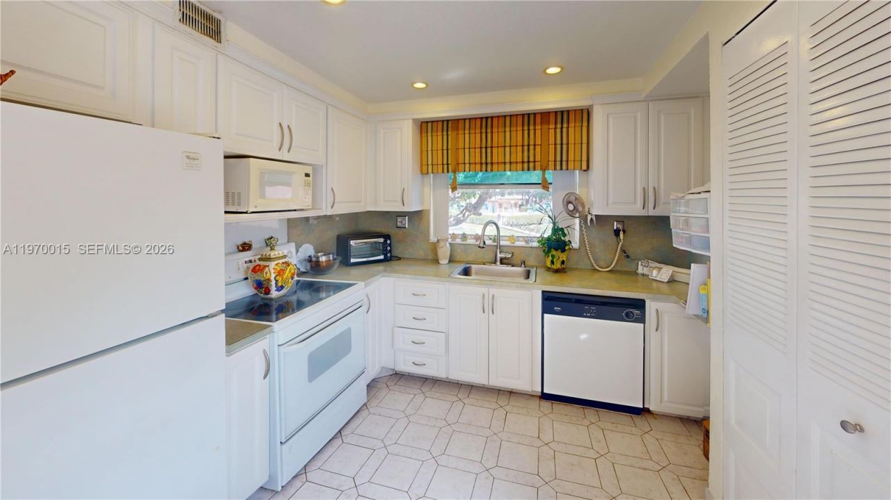 9681 Sunrise Lakes Blvd, Unit 201, Sunrise, FL 33322 Photo