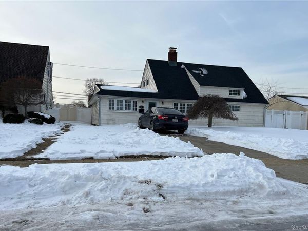 12 Wisteria Lane, Wantagh, NY 11793