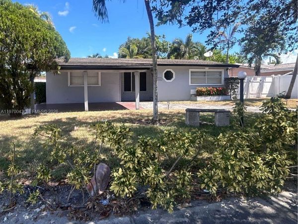 221 NE 24th St , Pompano Beach, FL 33064