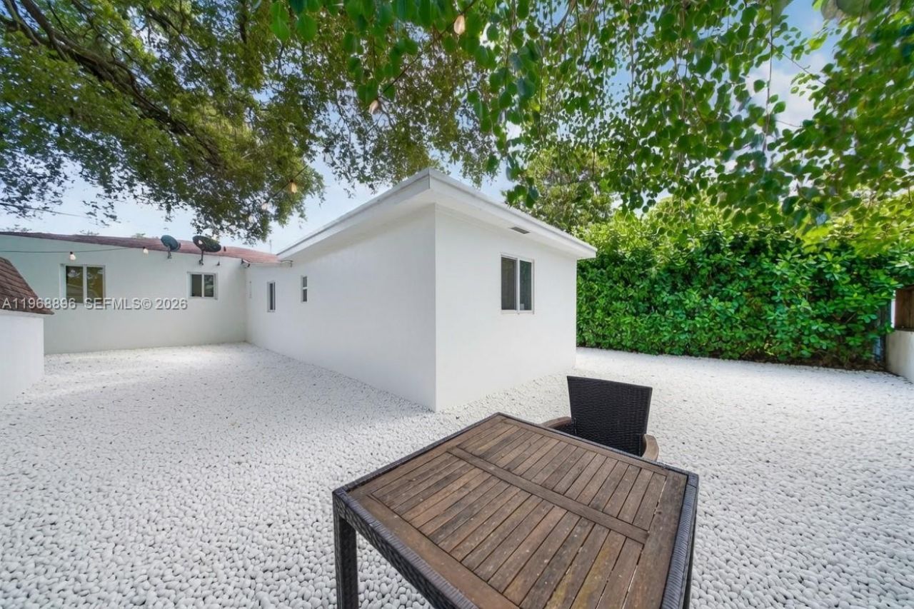 231 NW 44th St, Miami, FL 33127 Photo