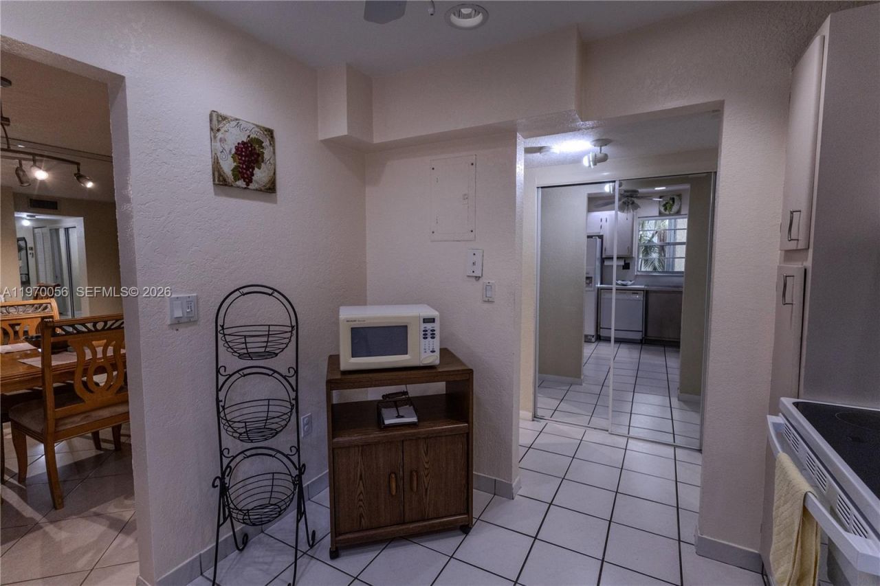 8931 N New River Canal Rd, Unit 1E, Plantation, FL 33324 Photo