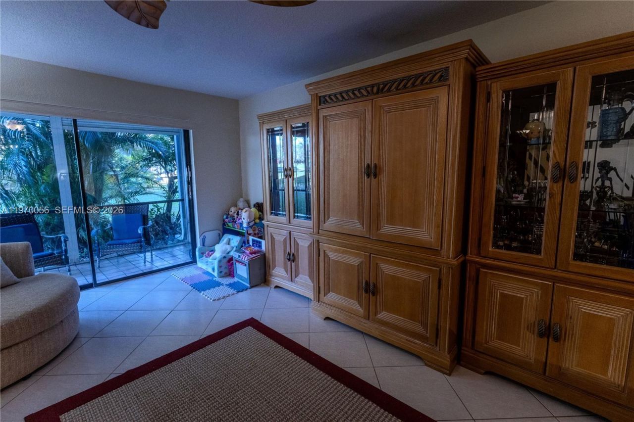 8931 N New River Canal Rd, Unit 1E, Plantation, FL 33324 Photo