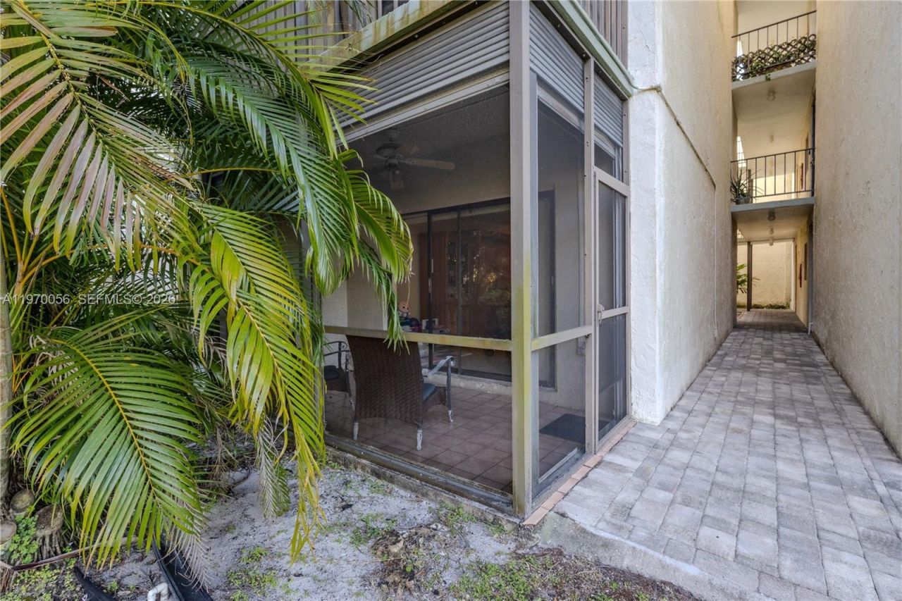 8931 N New River Canal Rd, Unit 1E, Plantation, FL 33324 Photo